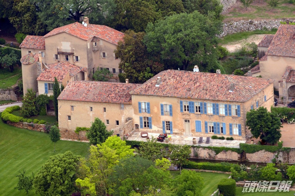 二人的酒莊位於法國東南部，佔地十分廣闊。